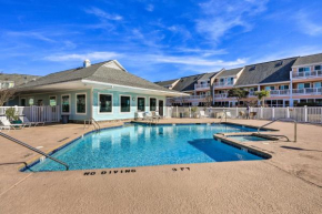 Emerald Isle Condo Near Beach with Screened Porch!